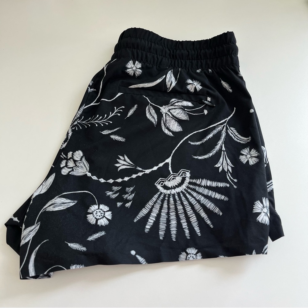 Athleta Women’s Baja Floral Printed Shorts 6 active workout black white